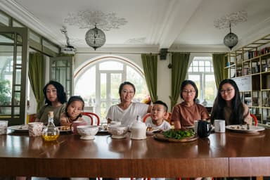 Familie eet samen aan een lange tafel