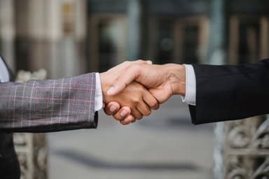 Twee mensen schudden elkaar de hand