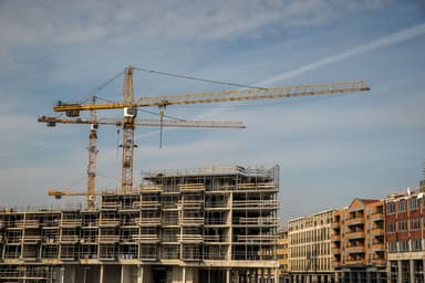 Bouwplaats met kranen en nieuwbouw in aanbouw