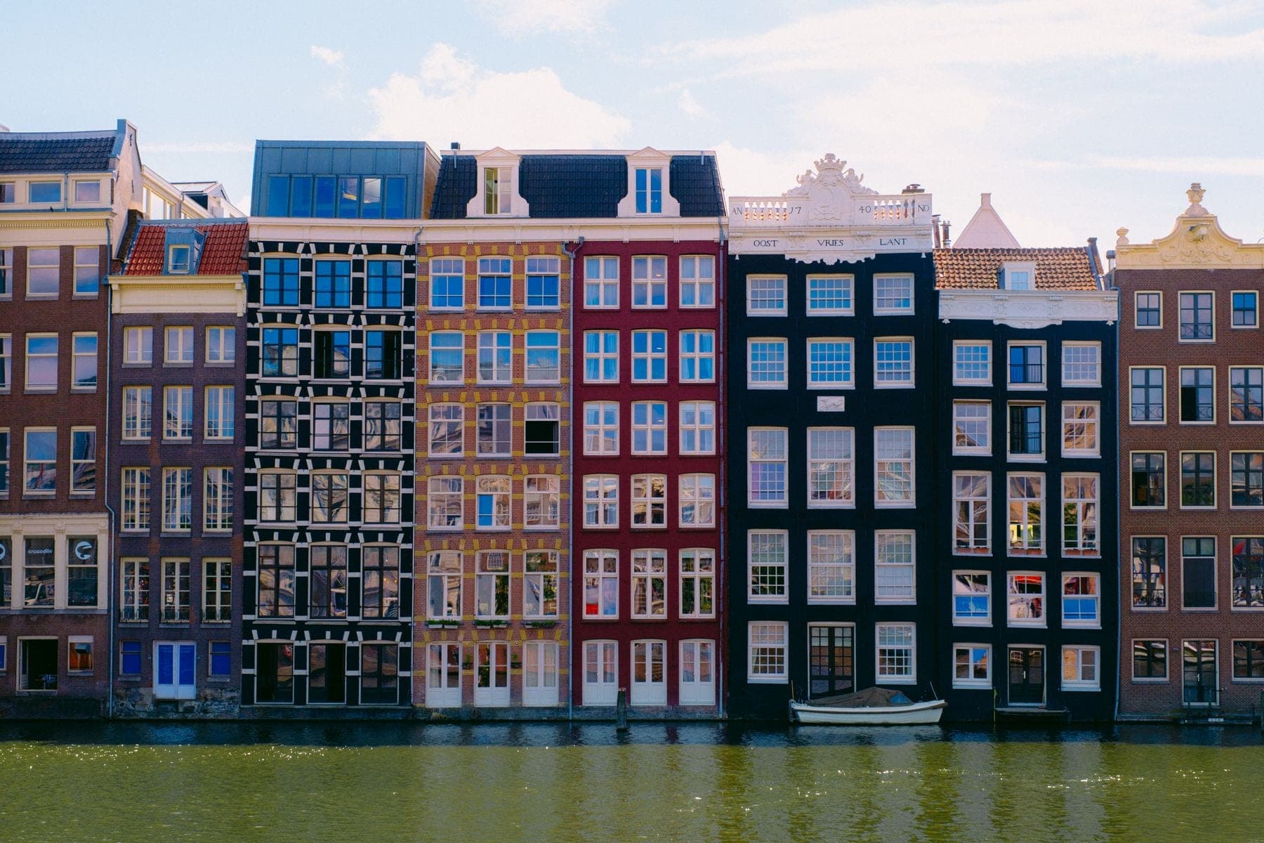 Grachtenpanden in Amsterdam weerspiegeld in het water