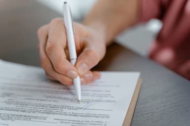 Hand zet een handtekening onder een document