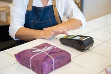 Klant betaalt contactloos aan de toonbank van een winkel