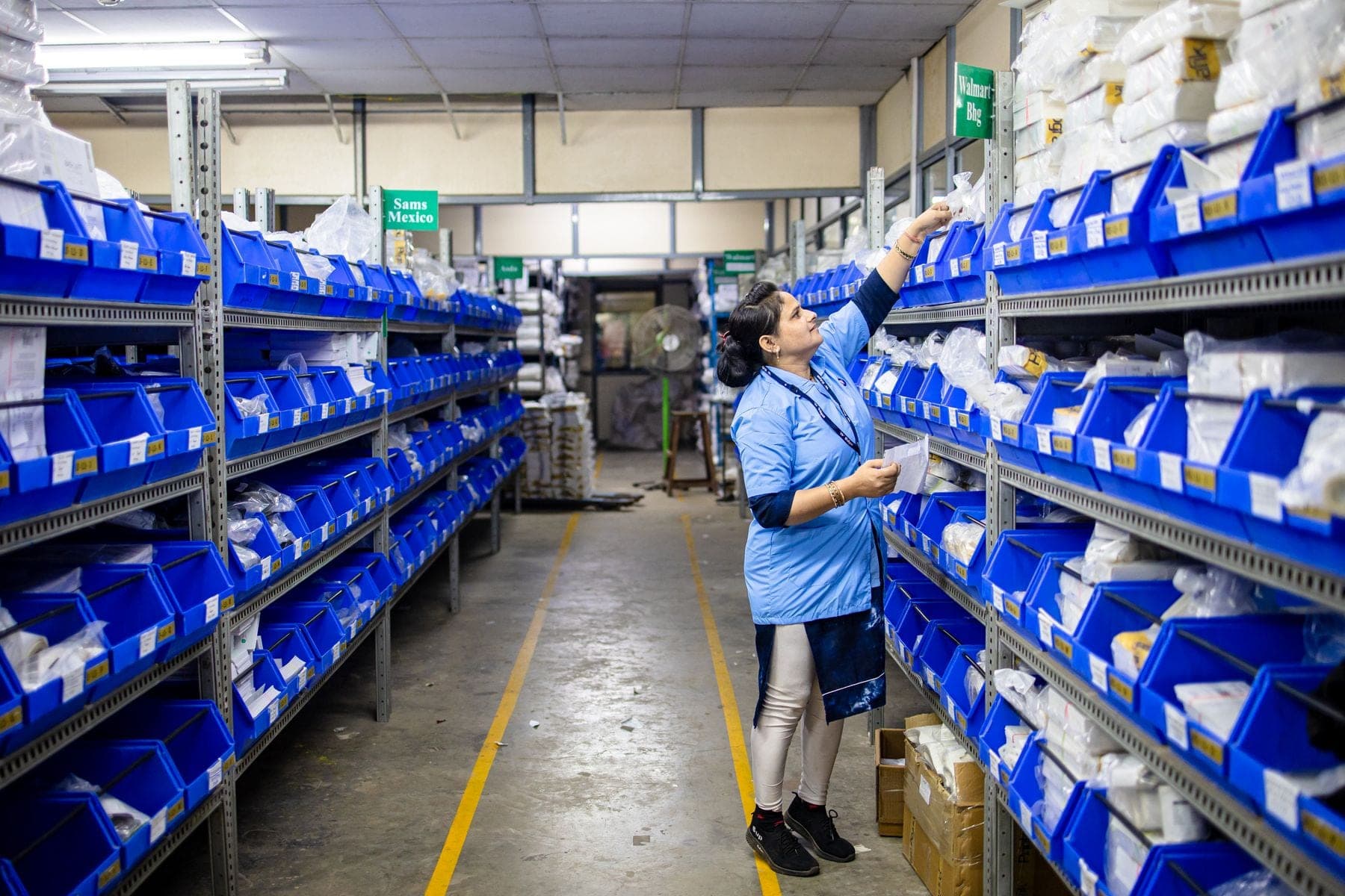 Medewerker ordent voorraad in een magazijn