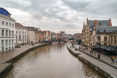 Historische gevels langs het water in Gent