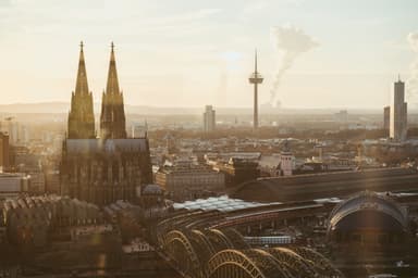 De Dom van Keulen boven de stad bij zonsopkomst