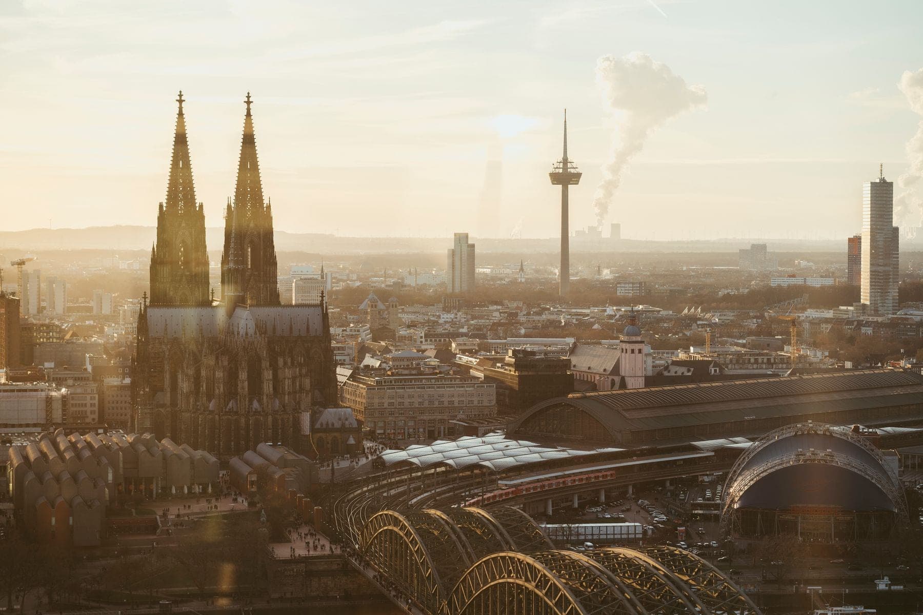 De Dom van Keulen boven de stad bij zonsopkomst