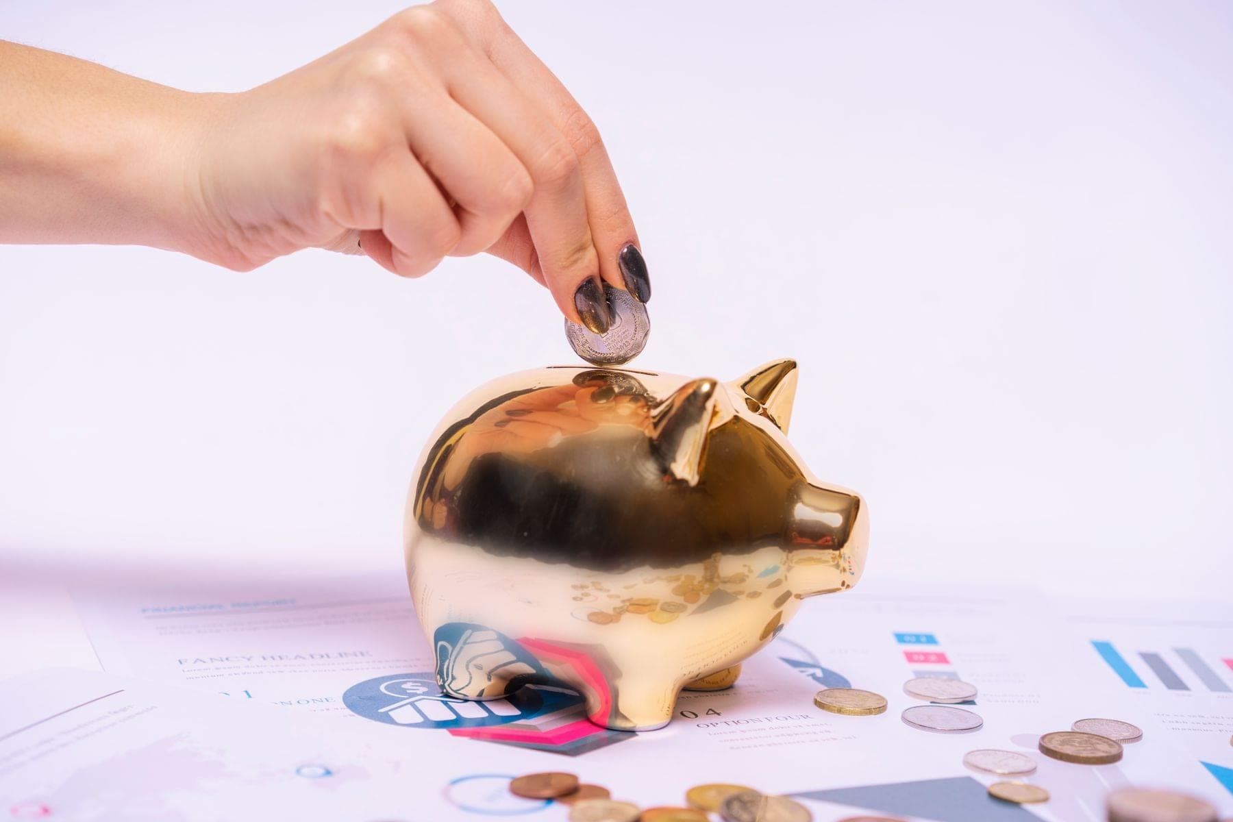 Hand stopt een munt in een gouden spaarvarken