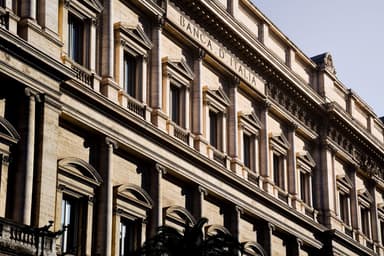Klassieke gevel van een nationale bank in de zon