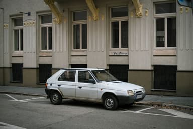 Witte auto geparkeerd in een straat