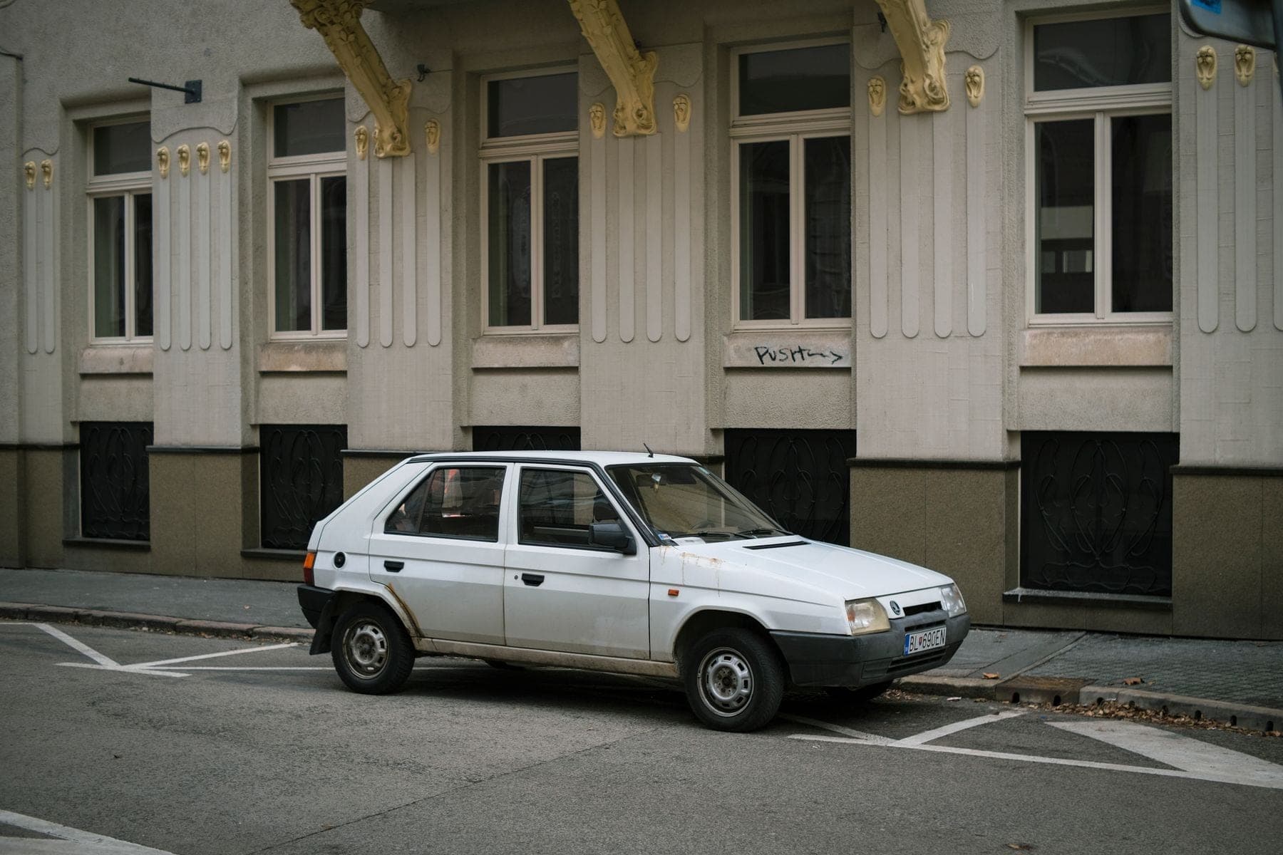 Witte auto geparkeerd in een straat