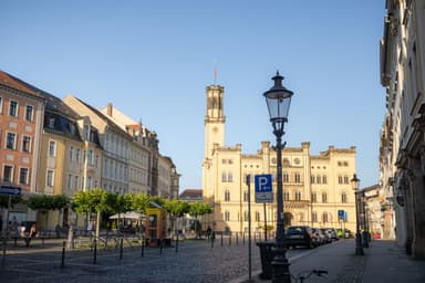 Straat met het stadhuis van een Duitse stad