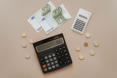 Eurobiljetten, munten en rekenmachines op tafel