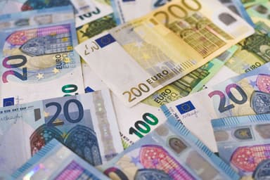 Verschillende eurobiljetten verspreid over tafel