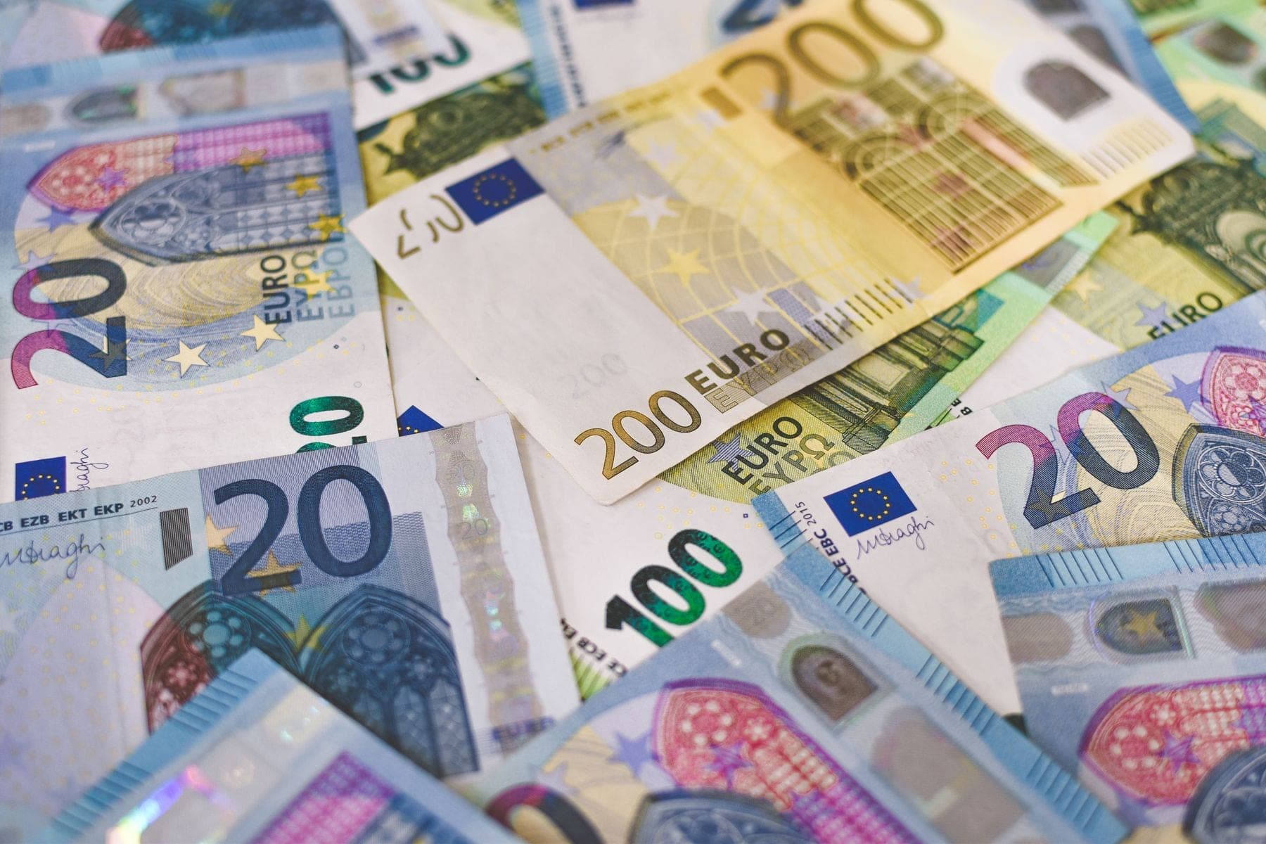 Verschillende eurobiljetten verspreid over tafel