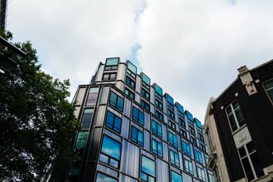 Modern kantoorgebouw met spiegelende ramen