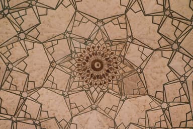 Islamitisch geometrisch patroon in een plafond