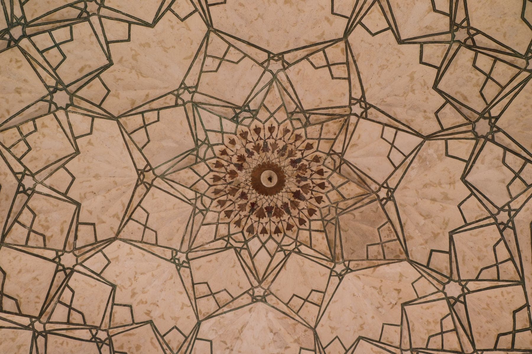 Islamitisch geometrisch patroon in een plafond