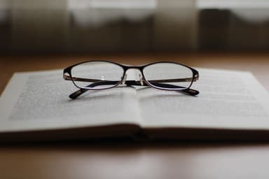 Leesbril op een opengeslagen boek