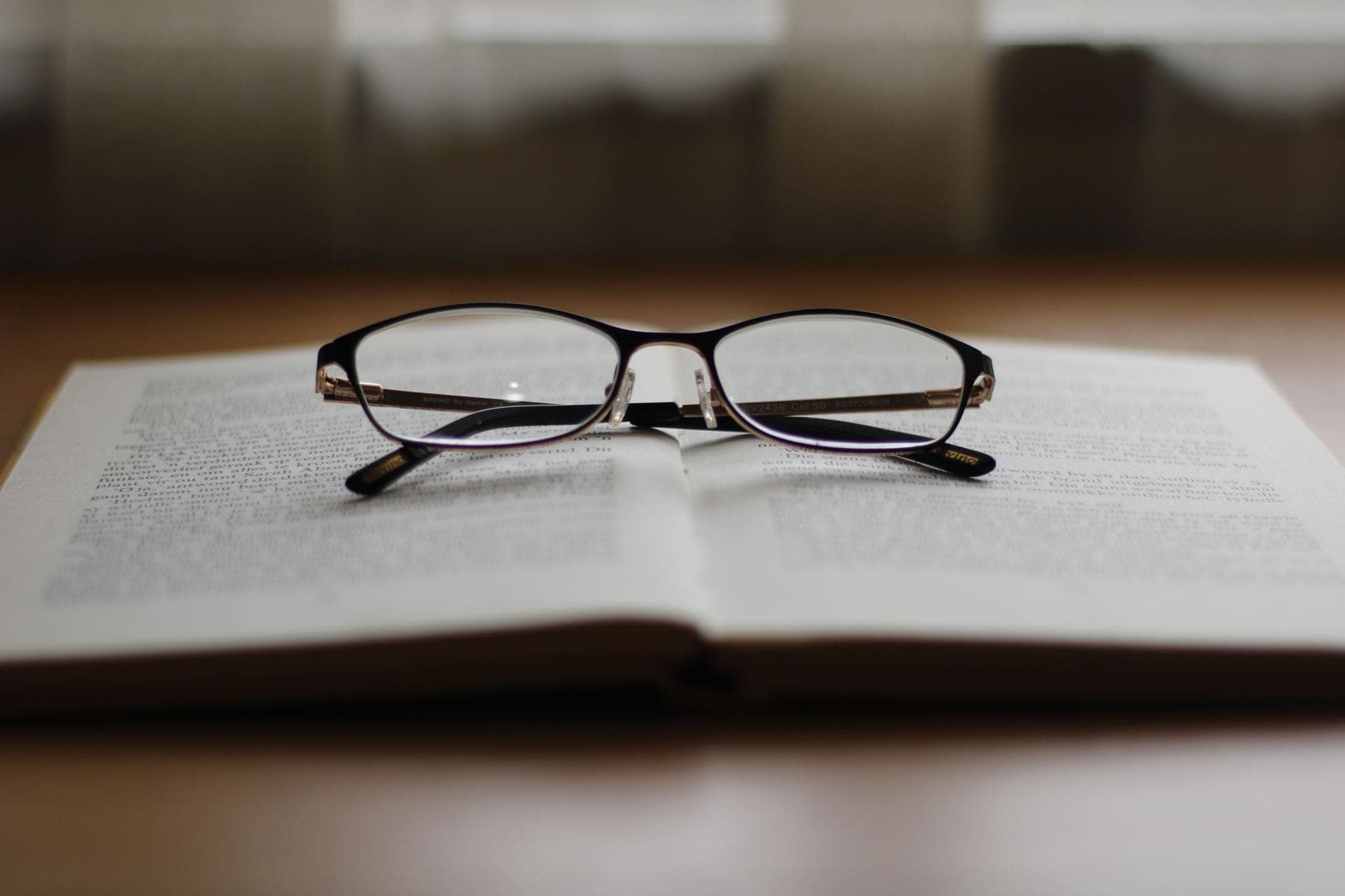 Leesbril op een opengeslagen boek