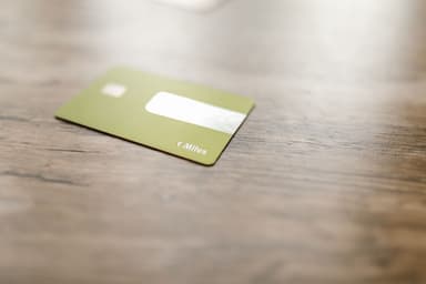 Groene betaalkaart op een houten tafel