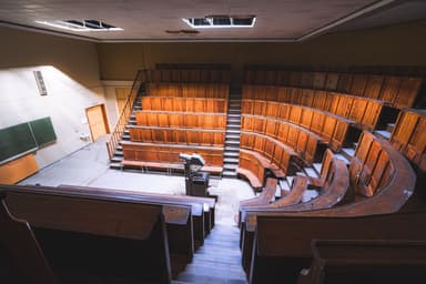 Lege collegezaal met houten banken