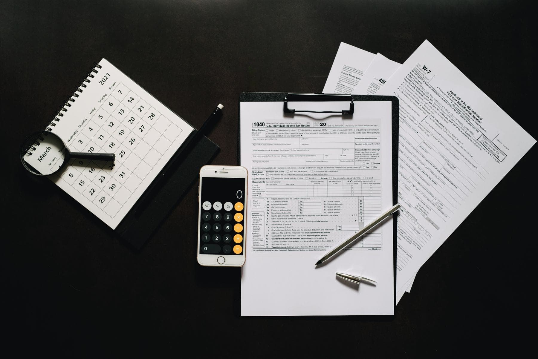 Formulieren, rekenmachine en kalender voor de belastingaangifte