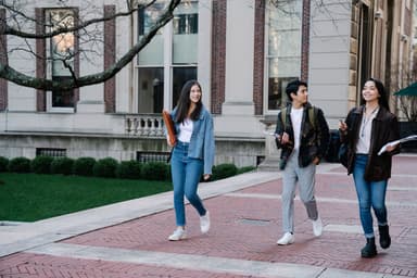 Studenten lopen samen over een campus