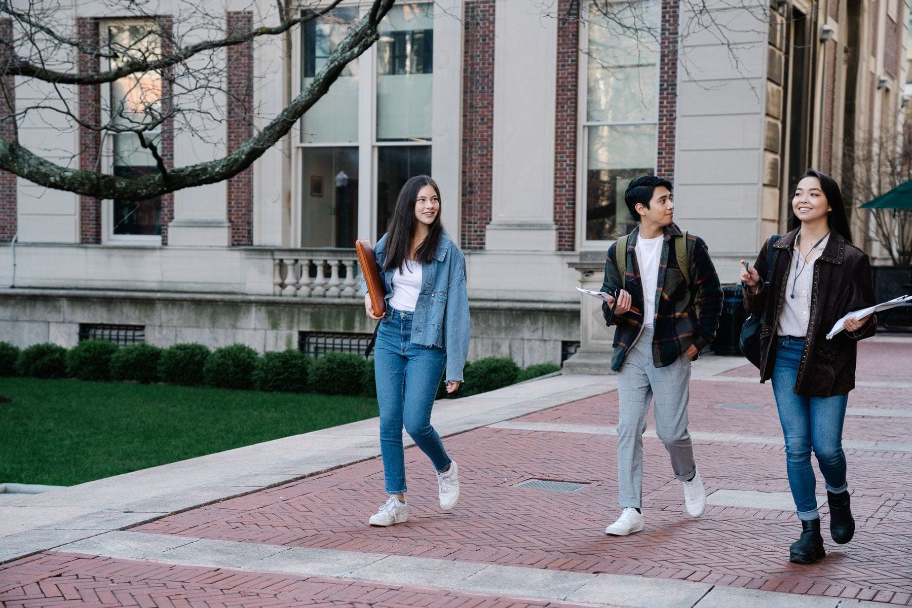 Studenten lopen samen over een campus