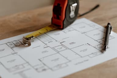Plattegrond van een woning met rolmaat en potlood