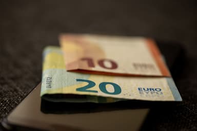 Eurobiljetten van 10 en 20 euro op een smartphone