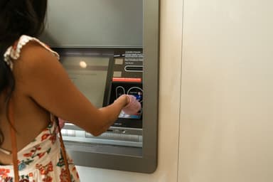 Iemand gebruikt een geldautomaat