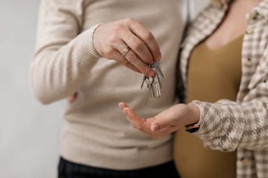 Stel houdt de sleutels van hun nieuwe woning vast
