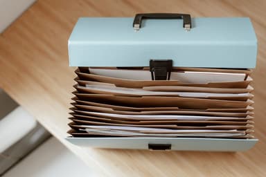 Ordner met documenten op een bureau