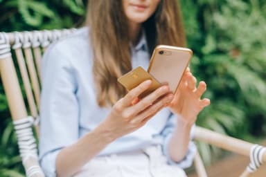 Bankpas en telefoon bij online bankieren