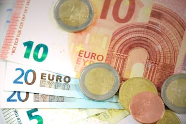 Eurobiljetten en euromunten op tafel