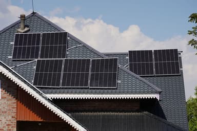 Zonnepanelen op een dak van dakpannen