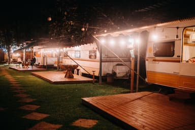 Caravan op een camping tussen het groen