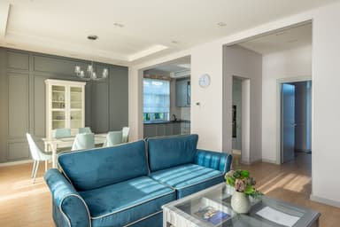 Ingerichte woonkamer met bank en meubels