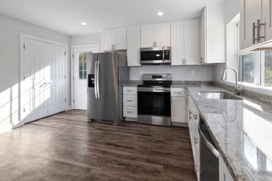 Moderne keuken met kookeiland in een lichte woning