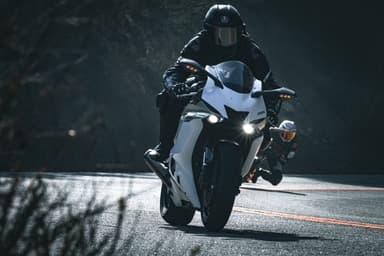 Motorrijder op een bochtige weg