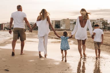 Gezin op vakantie aan het strand
