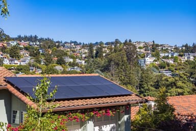 Zonnepanelen op het dak van een woning