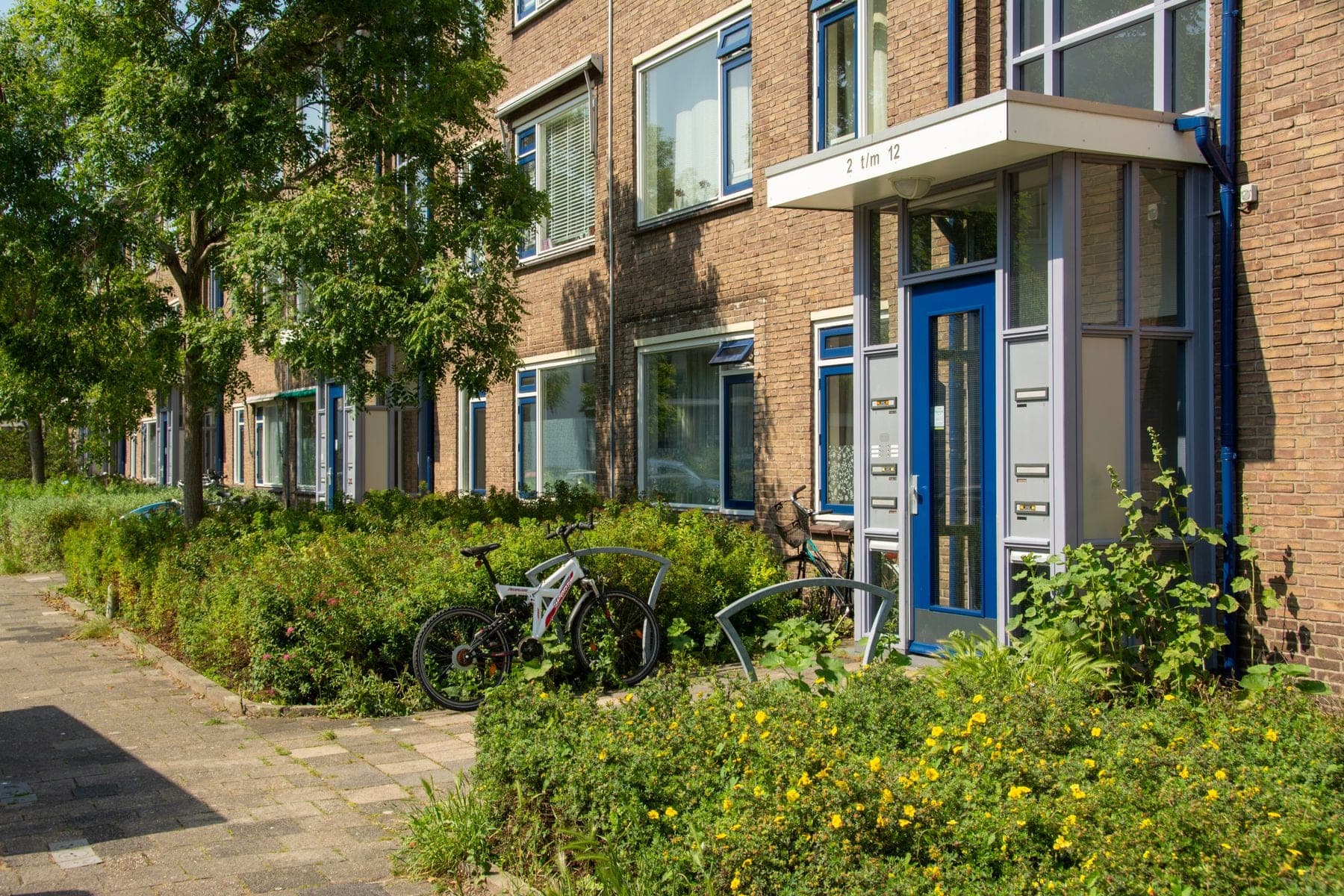 Gevel van een Nederlands appartementengebouw in Voorburg met fietsen ervoor