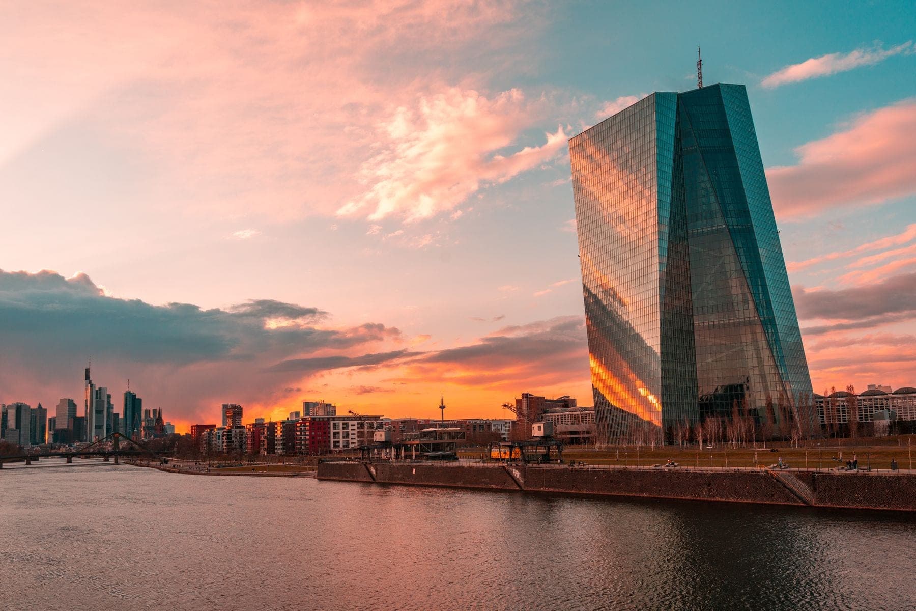 De toren van de Europese Centrale Bank aan de Main in Frankfurt bij zonsondergang