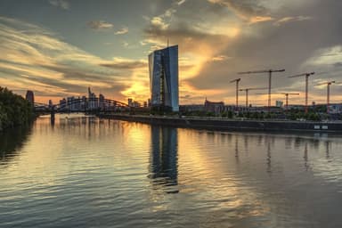 Het gebouw van de Europese Centrale Bank aan de Main in Frankfurt bij zonsondergang