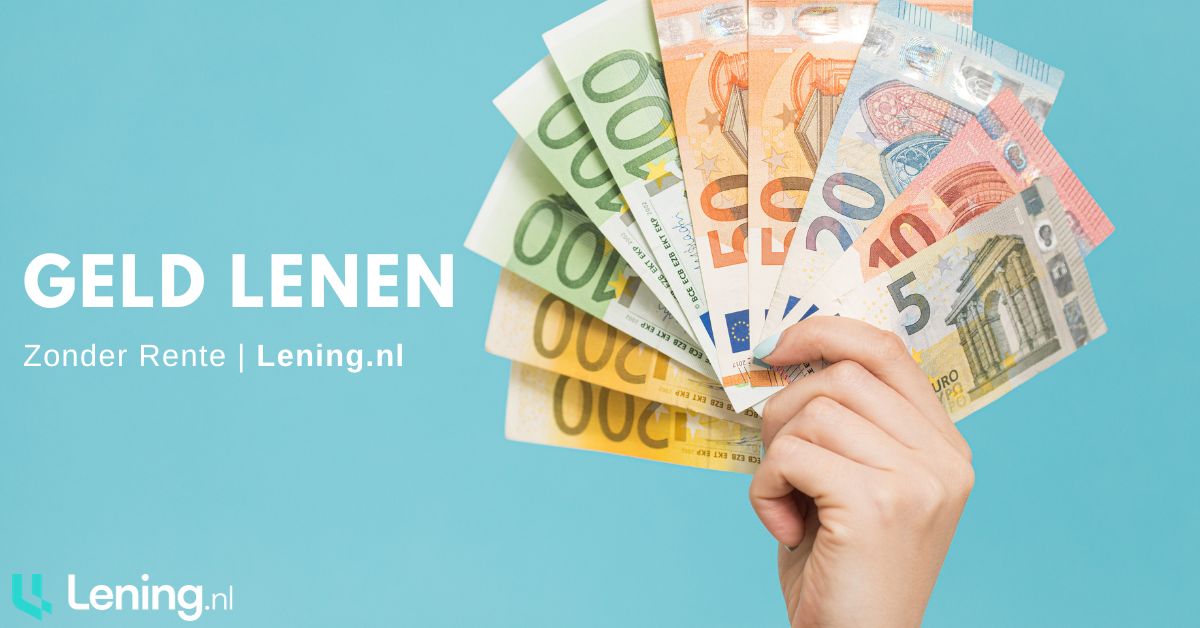 Geld lenen zonder rente letters op een blauwe achtergrond in combinatie met een hand dat geld vast houdt.